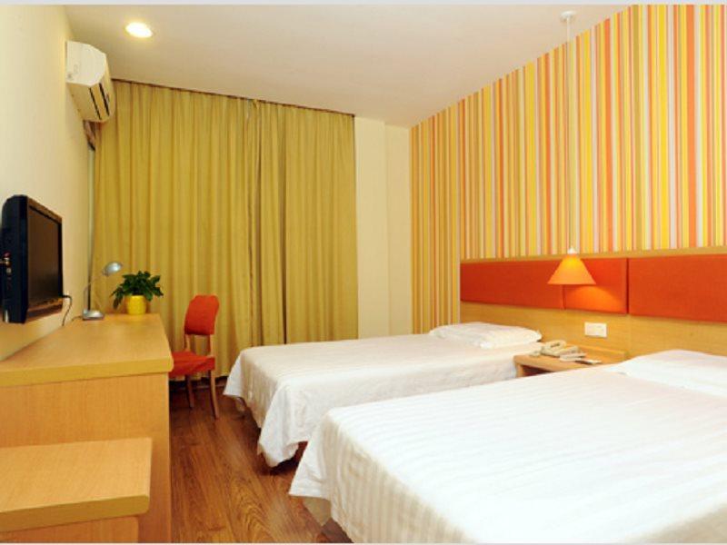 Hotel Huaxiangqiao 2*